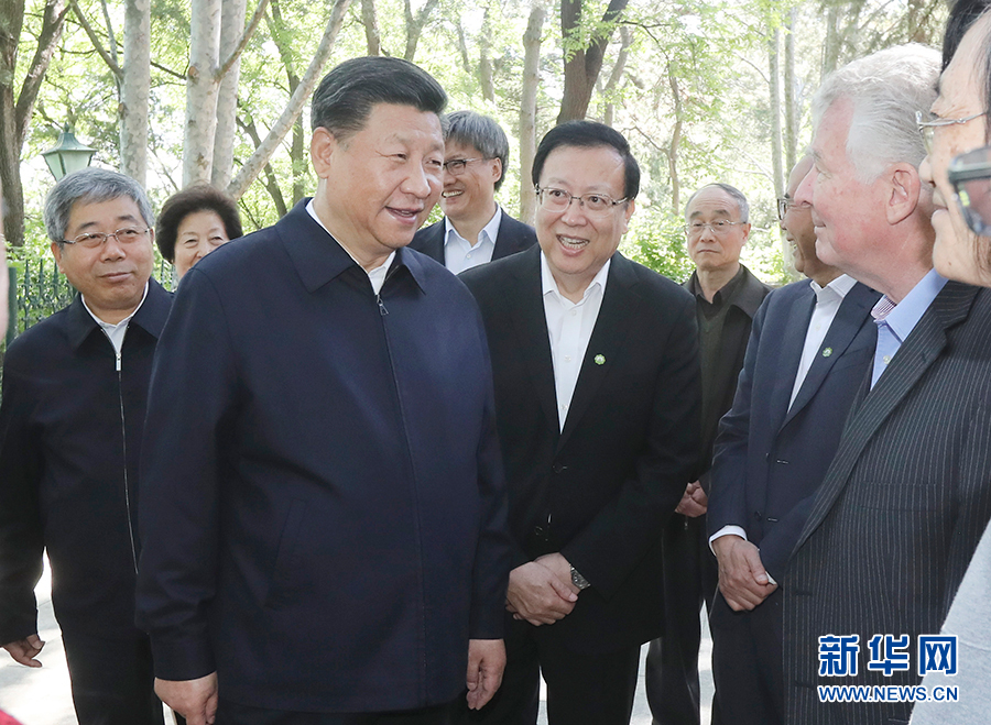 5月2日,中共中央总书记、国家主席、中央军委主席习近平来到北京大学考察。这是习近平在北京大学临湖轩北侧的小庭院看望部分资深教授和中青年教师代表,并同他们亲切交谈。新华社发(盛佳鹏摄)