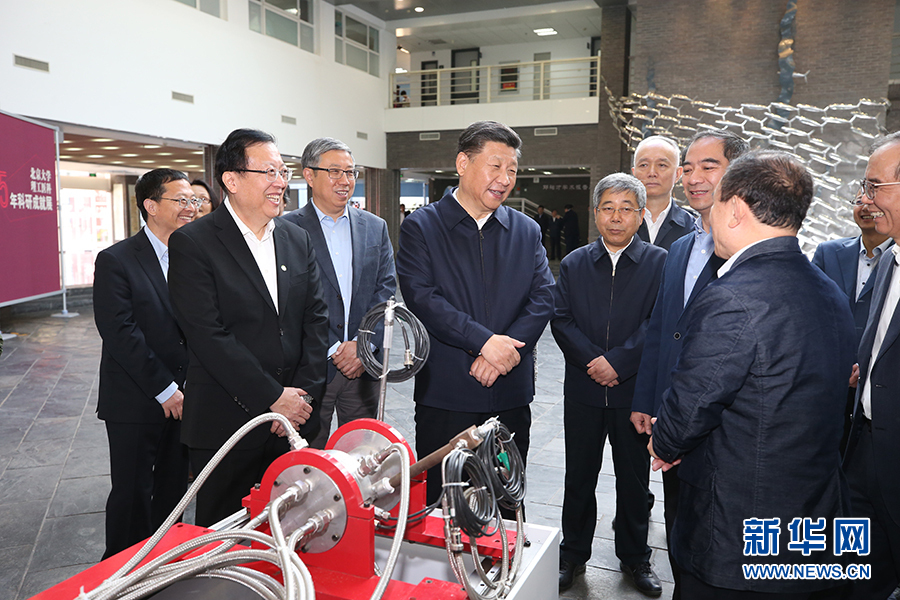 5月2日,中共中央总书记、国家主席、中央军委主席习近平来到北京大学考察。这是习近平在北京大学金光生命科学大楼一层大厅认真听取关于学校学科建设、人才队伍建设、科研创新能力提升等情况介绍。新华社记者姚大伟摄