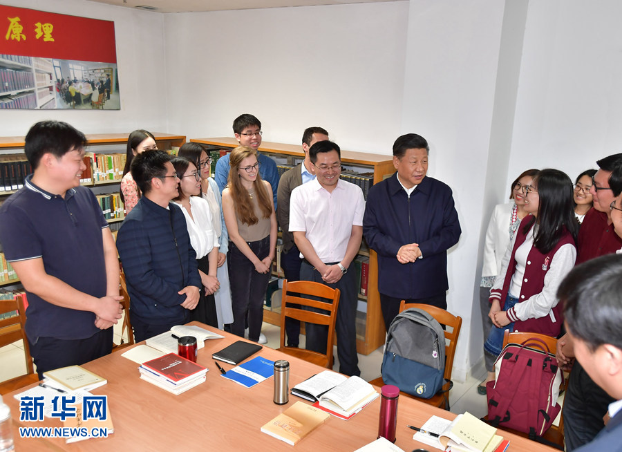 5月2日,中共中央总书记、国家主席、中央军委主席习近平来到北京大学考察。这是习近平在北京大学马克思主义学院,与正在就“解读新时代”进行座谈交流的中外学生亲切交谈。新华社记者李涛摄